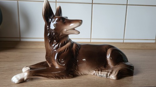 Figur liegender schäferhund - figur, "liegender